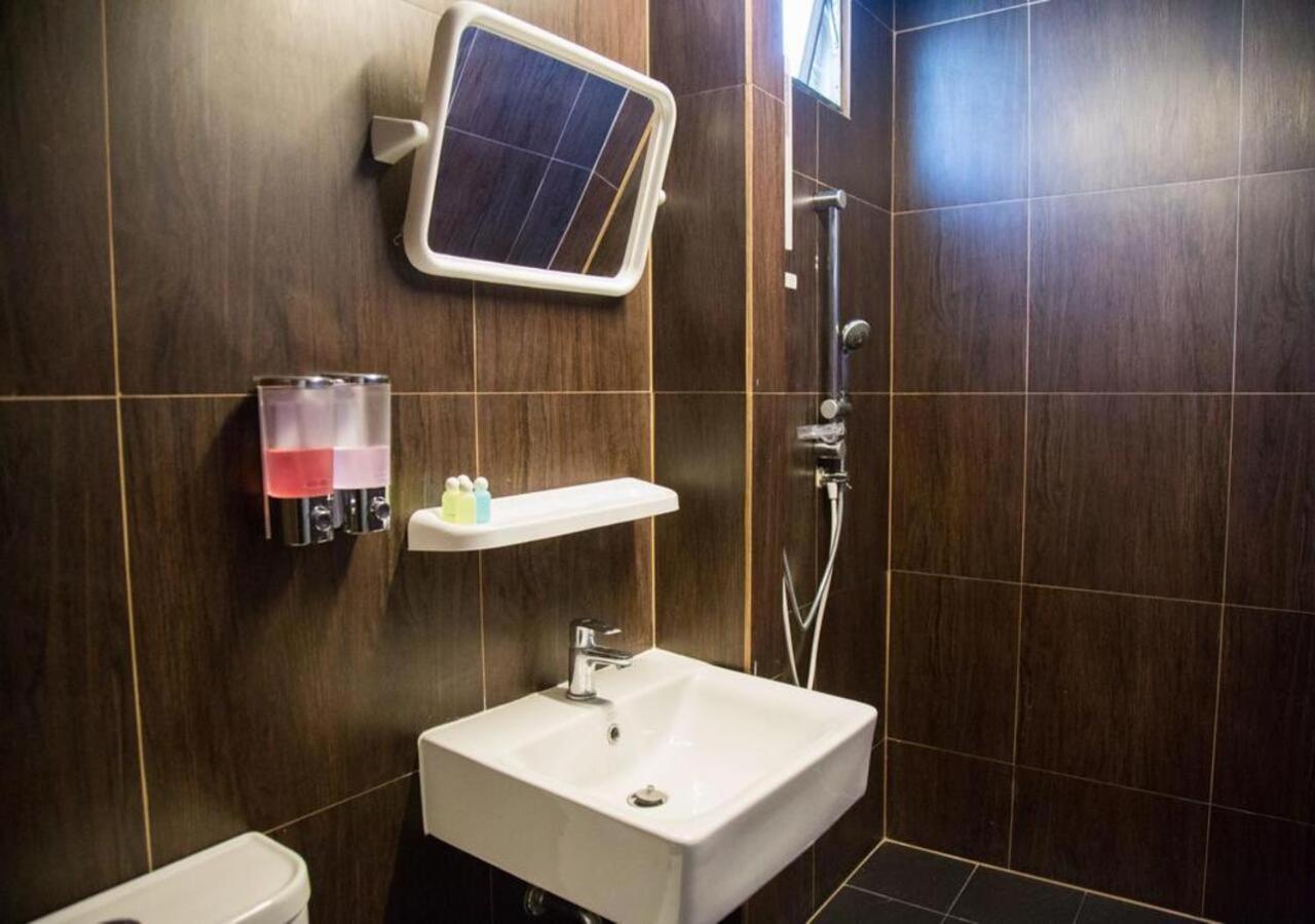 Roomquest Bangkok Ratchada Exteriör bild